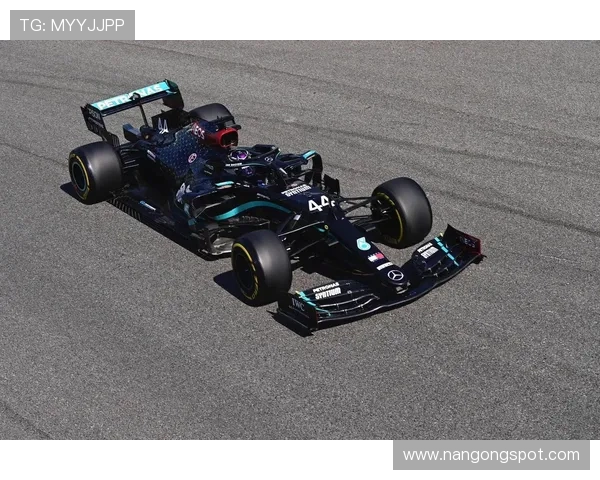 费尔斯塔彭与汉密尔顿激烈竞争 F1新赛季冠军格局引关注